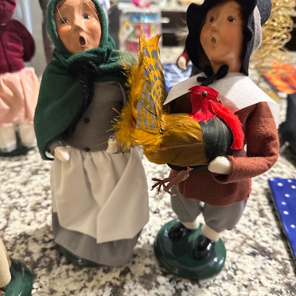 6 Buyers Choice Thanksgiving Carolers! 2 pilgrim adults & kids,2 Native American - Picture 4 of 5